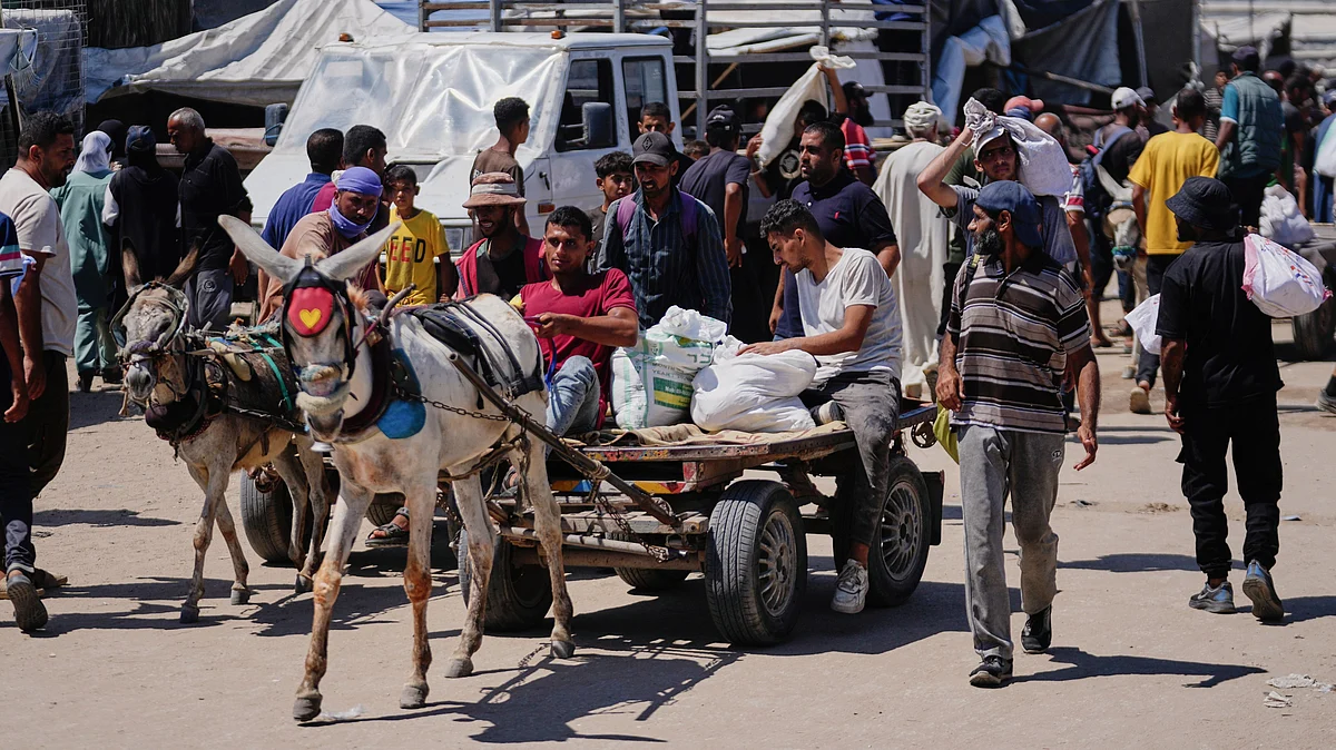 Palestinians carry food and aid packages delivered by GHF, in Rafah, southern Gaza (photo: AP/PTI)