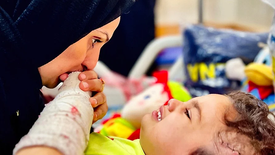 A child with a head injury in Gaza (photo: @FranceskAlbs/X)
