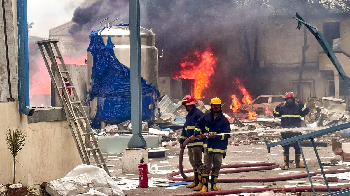 Firefighters try to extinguish a fire  at chemical factory in Sangareddy on 30 June (photo: PTI)