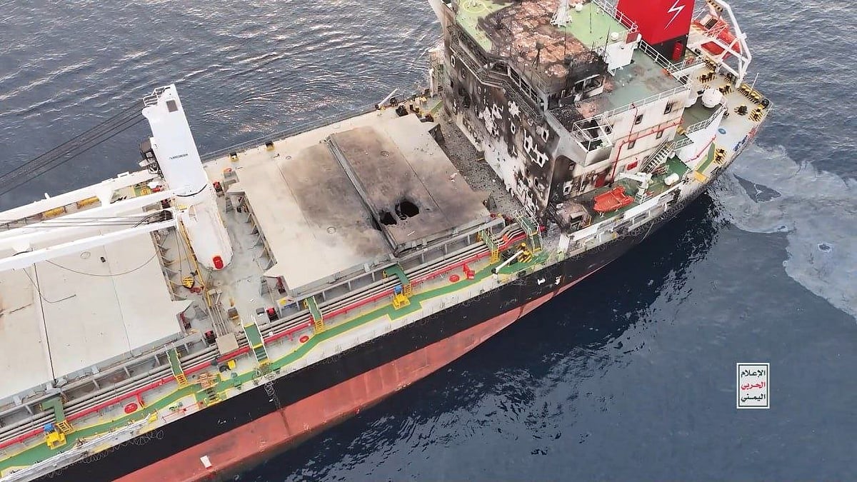 Anti-ship ballistic missile targets cargo ship Eternity C in Red Sea (photo: @BabakTaghvaee1/X)