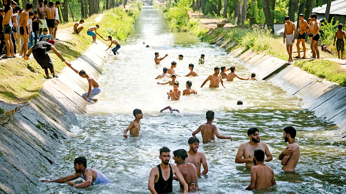 Kashmiris feel the heat, quite literally