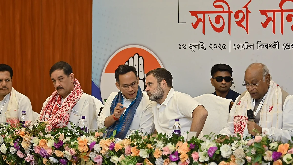 Assam Congress chief Gaurav Gogoi and Rahul Gandhi have a chat, sharing the dais with Mallikarjun Kharge
