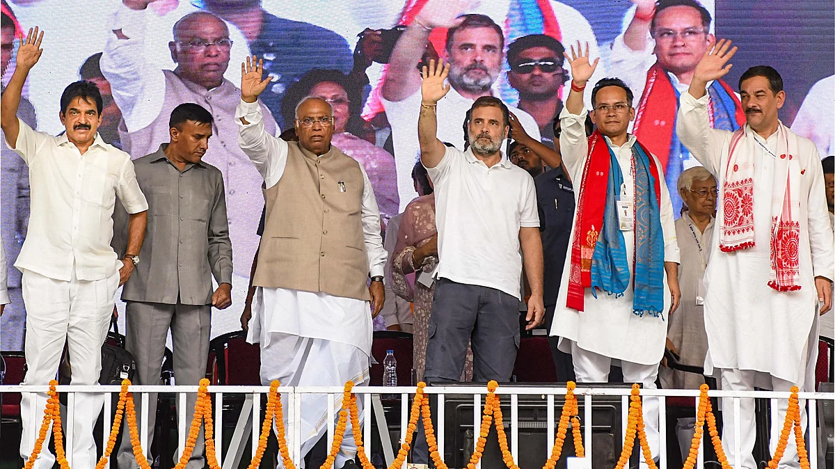 Mallikarjun Kharge,Rahul Gandhi, Gaurav Gogoi and others at a meeting in Guwahati (photo: PTI)