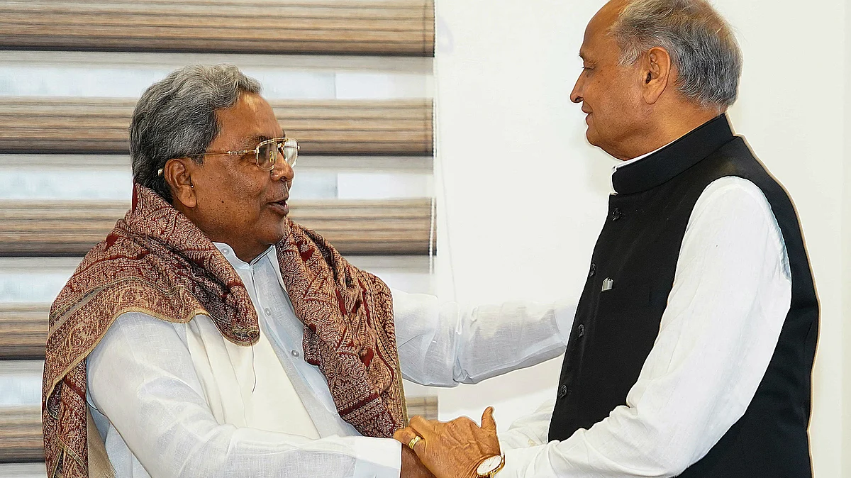 Siddaramaiah with Ashok Gehlot in Bengaluru on 15 July (photo: PTI)