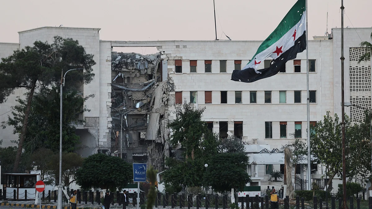 Damaged Syrian defense ministry building in Damascus on 16 July (photo: AP/PTI)