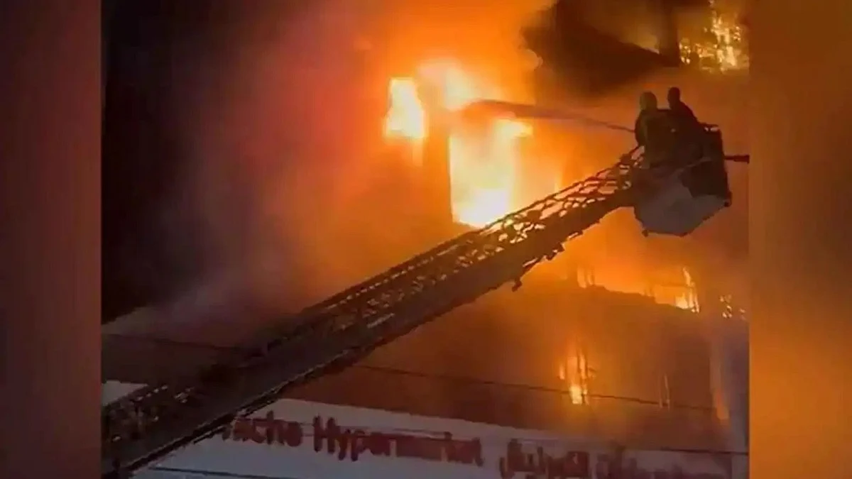Firefighters try to contain the fire in Baghdad (photo: IANS)
