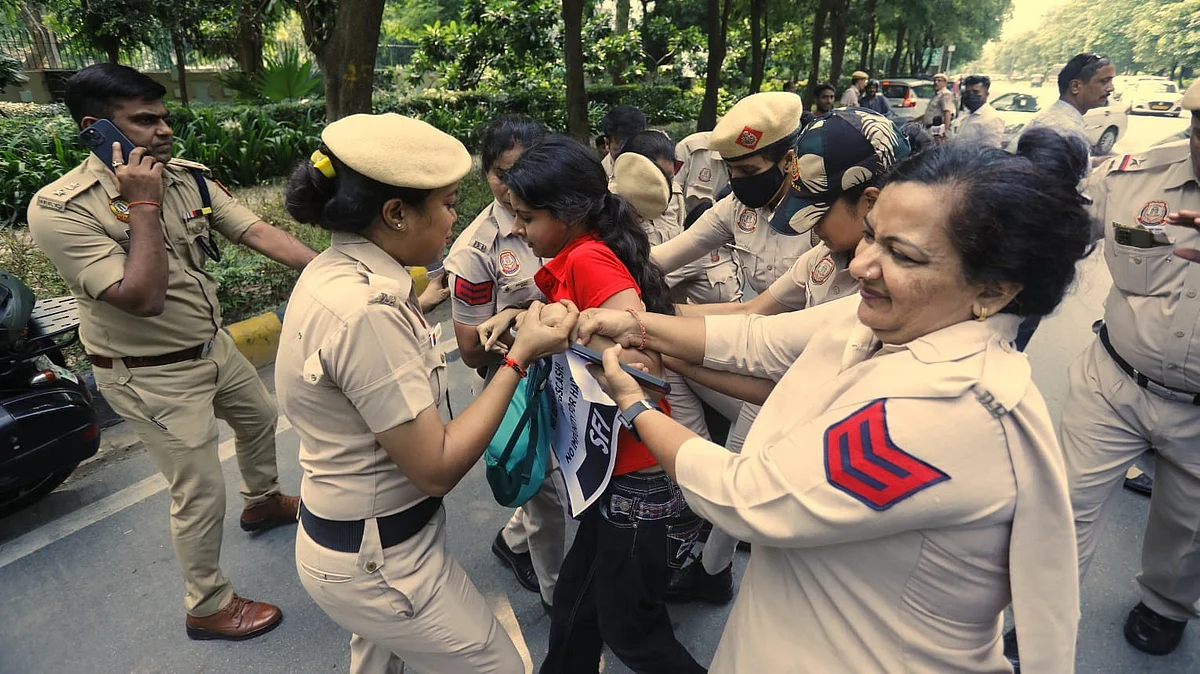 A protester detained in Delhi as she tries to march to Odisha Bhavan on 17 July (photo: Vipin/NH)