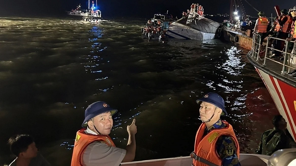 Rescue workers search for people after a tourist boat capsized in Ha Long Bay on 19 July (photo: AP/PTI)