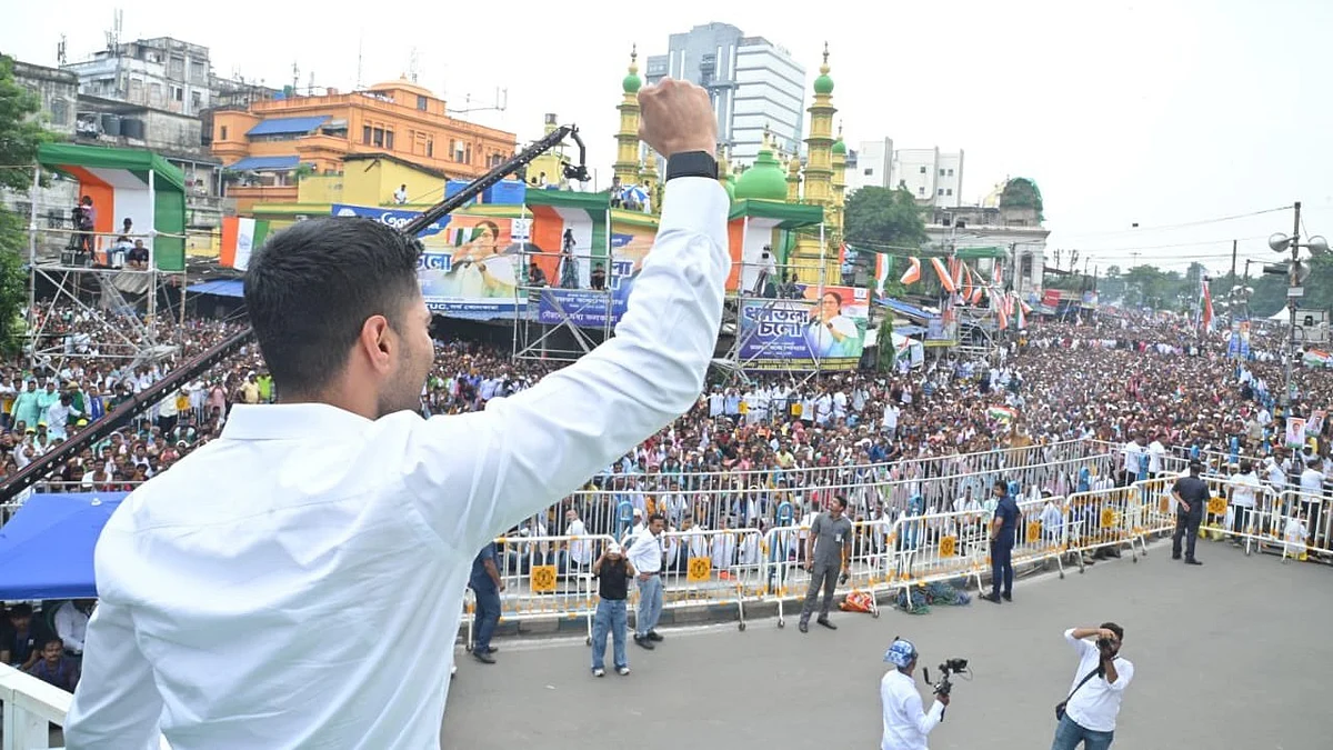 Abhishek Banerjee greets supporters in Kolkata on 21 July (photo: @AITCofficial/X)