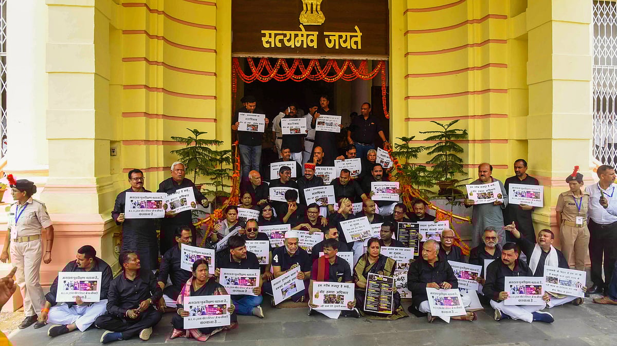 Opposition MLAs protest the SIR during the monsoon session of the state assembly, in Patna (photo: PTI)
