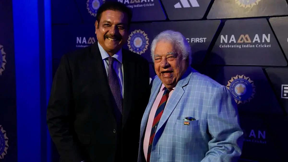 Farokh Engineer (R) w/ Ravi Shastri (L) after receiving the Lifetime Achievement Award from the BCCI