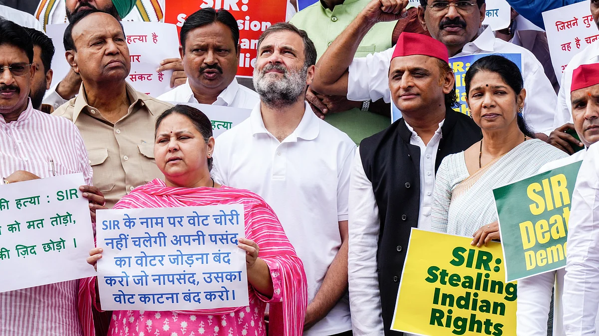 Lok Sabha LoP Rahul Gandhi and other INDIA bloc MPs protest the SIR, outside Parliament (photo: PTI)