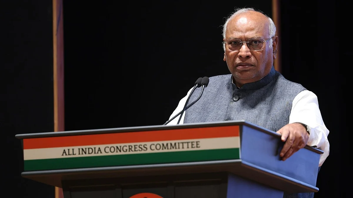 Mallikarjun Kharge interacts with leaders from Jammu & Kashmir (photo: @INCIndia/X)