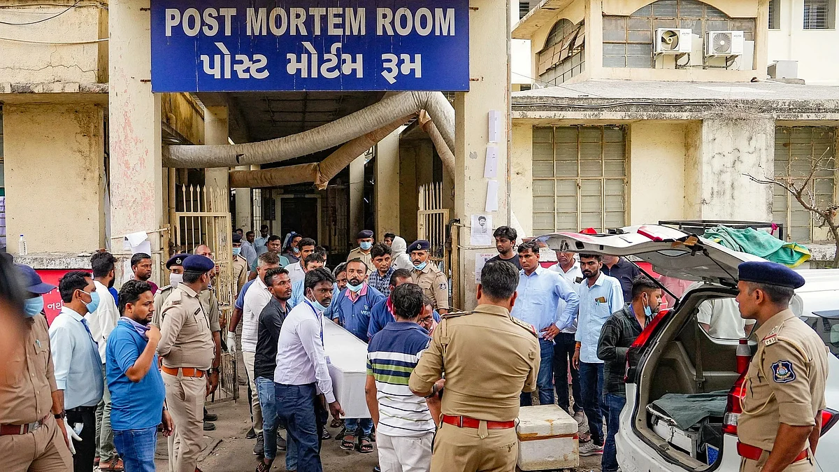 RelativesMedics carry remains of a victim of the Air India plane crash (photo: PTI)