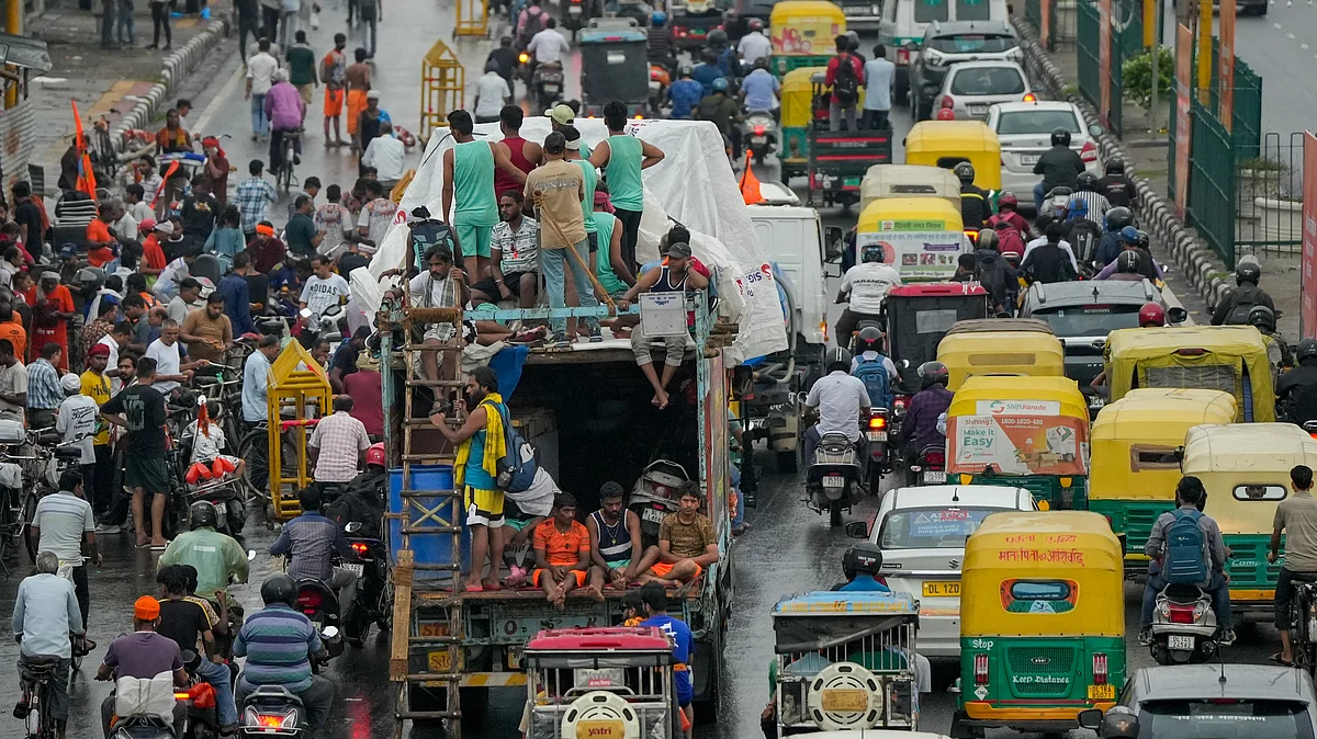 Traffic at a standstill in Delhi as kanwariyas return (photo: PTI)