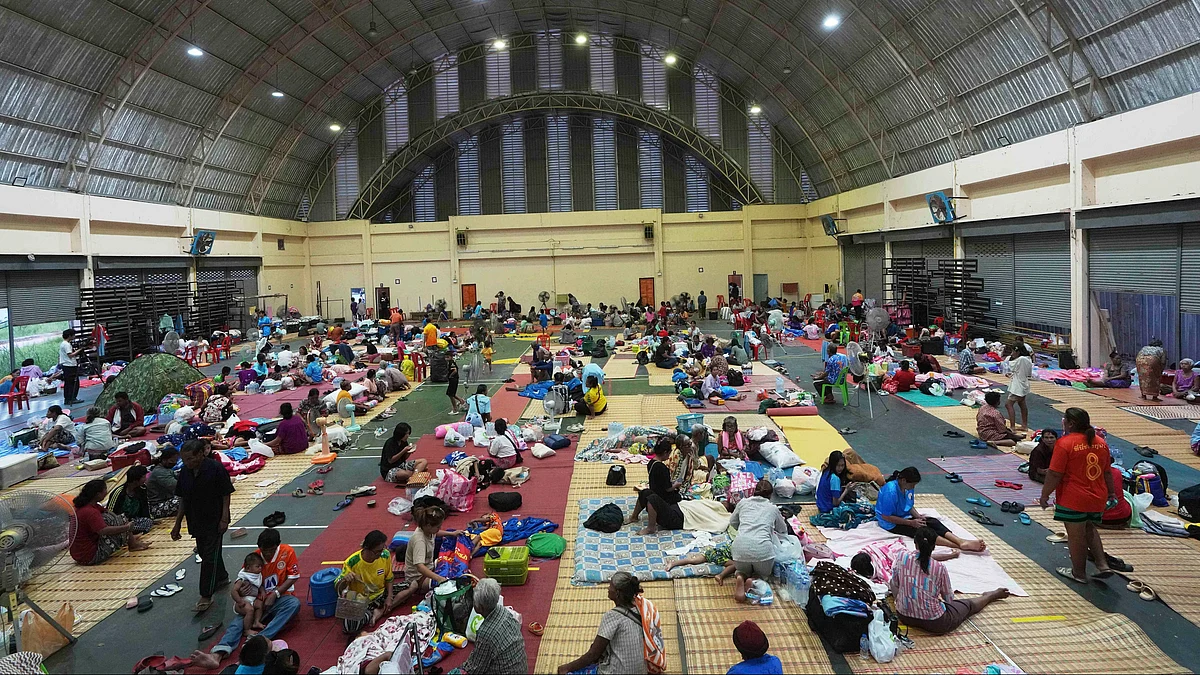 Thai residents take shelter at an evacuation center in Surin province on 25 July (photo: AP/PTI)