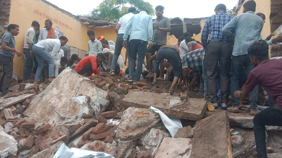 People look for missing students in Jhalawar district on 25 July (photo: @sunaina_bhola/X)