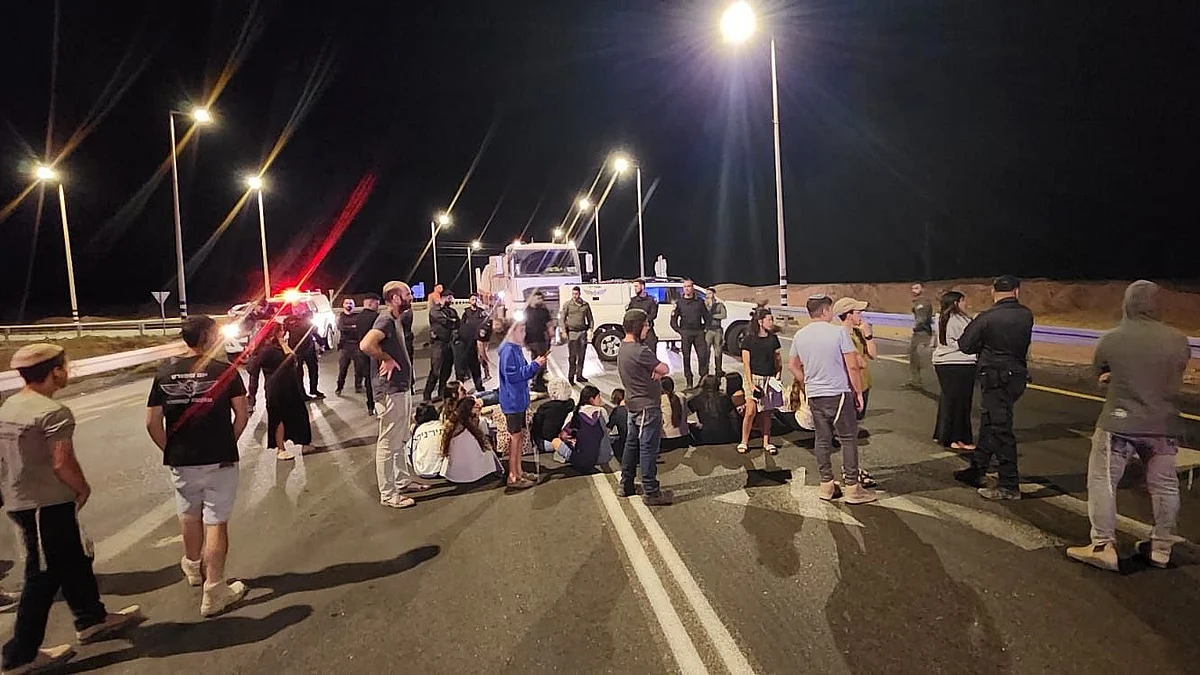 Witnesses claim Israeli youth and kids are blockading aid trucks in Gaza. Surely not?
