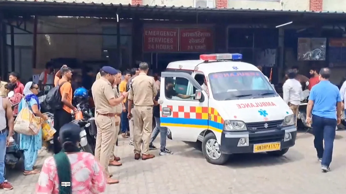 Injured being brought to a hospital in Haridwar on 27 July (photo: PTI)