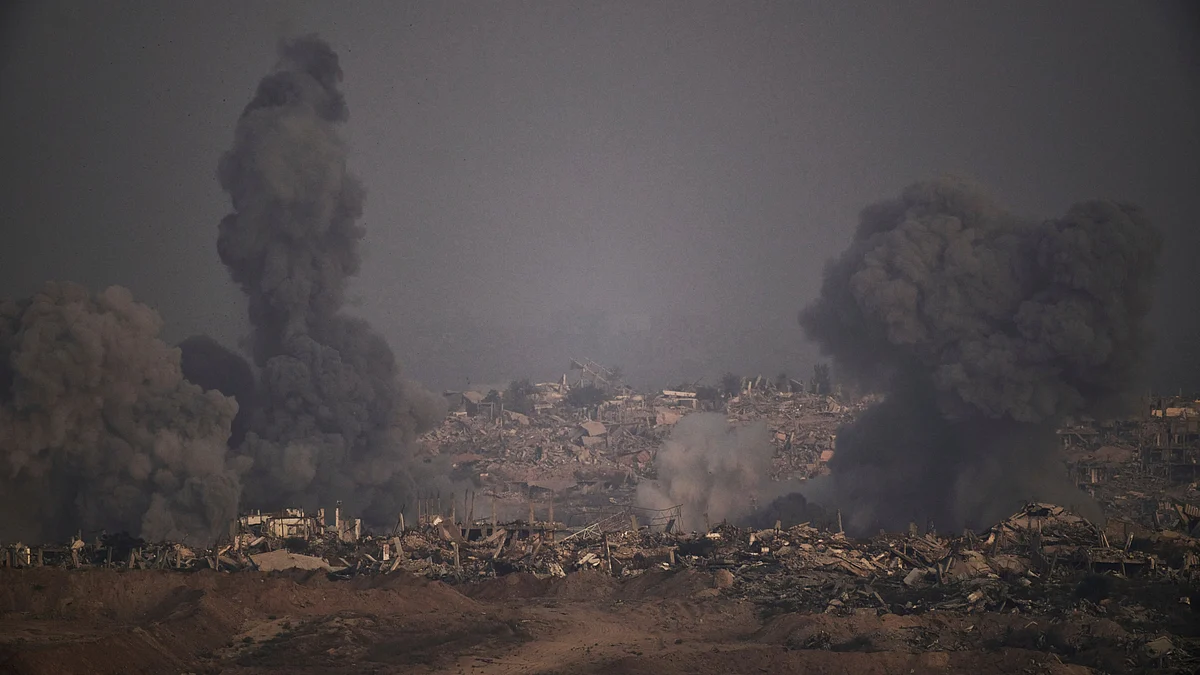 Smoke rises following Israeli airstrike in northern Gaza Strip on 26 July (photo: AP/PTI)