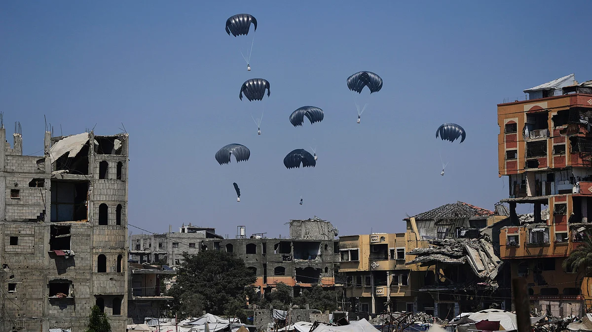 Humanitarian aid airdropped over northern Gaza Strip, 27 July (photo: AP/PTI)