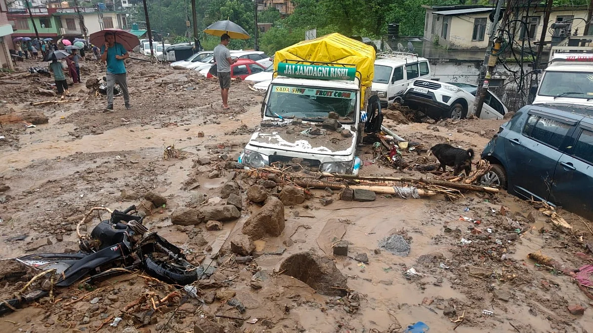 Vehicles stuck in debris following flash floods in Mandi on 29 July (photo: PTI)