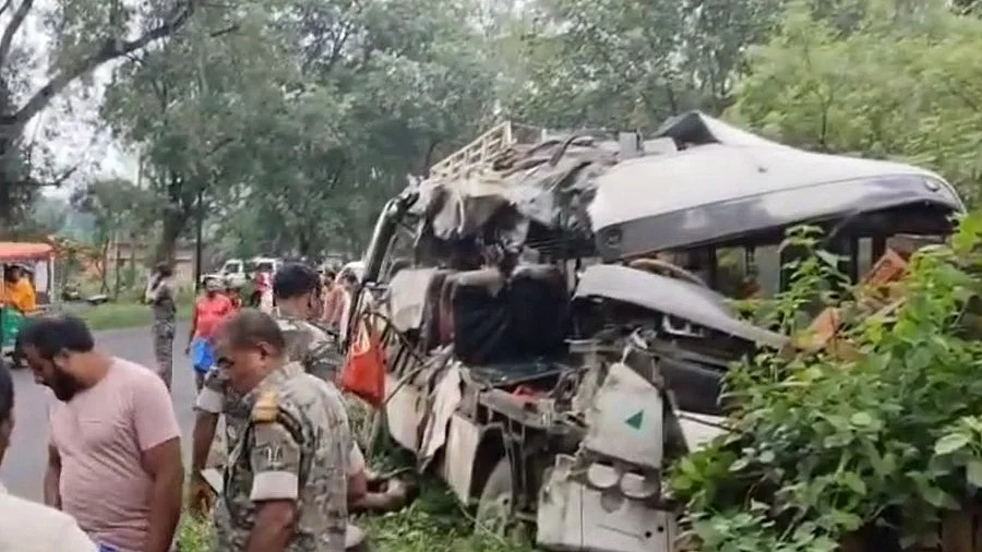 The damaged bus near Jamuniya village in Deoghar (photo: IANS)