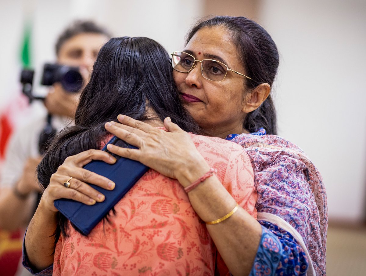 The mother-daughter hug which went viral (photo: FIDE via PTI)