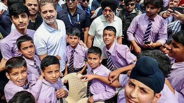 Congress leader rahul Gandhi with school children from Poonch (@nazishIqbal.12 on X)