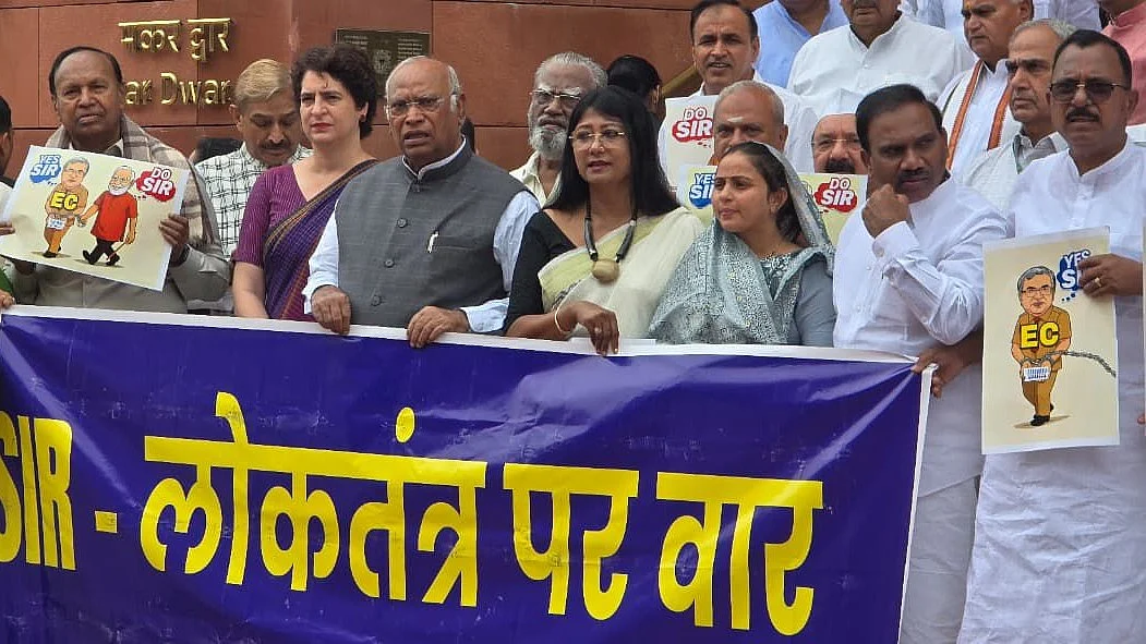 Opposition leaders protest against SIR in New Delhi on 1 August (photo: PTI)
