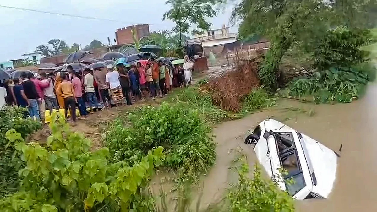 The SUV slipped and fell into the canal (photo: PTI)