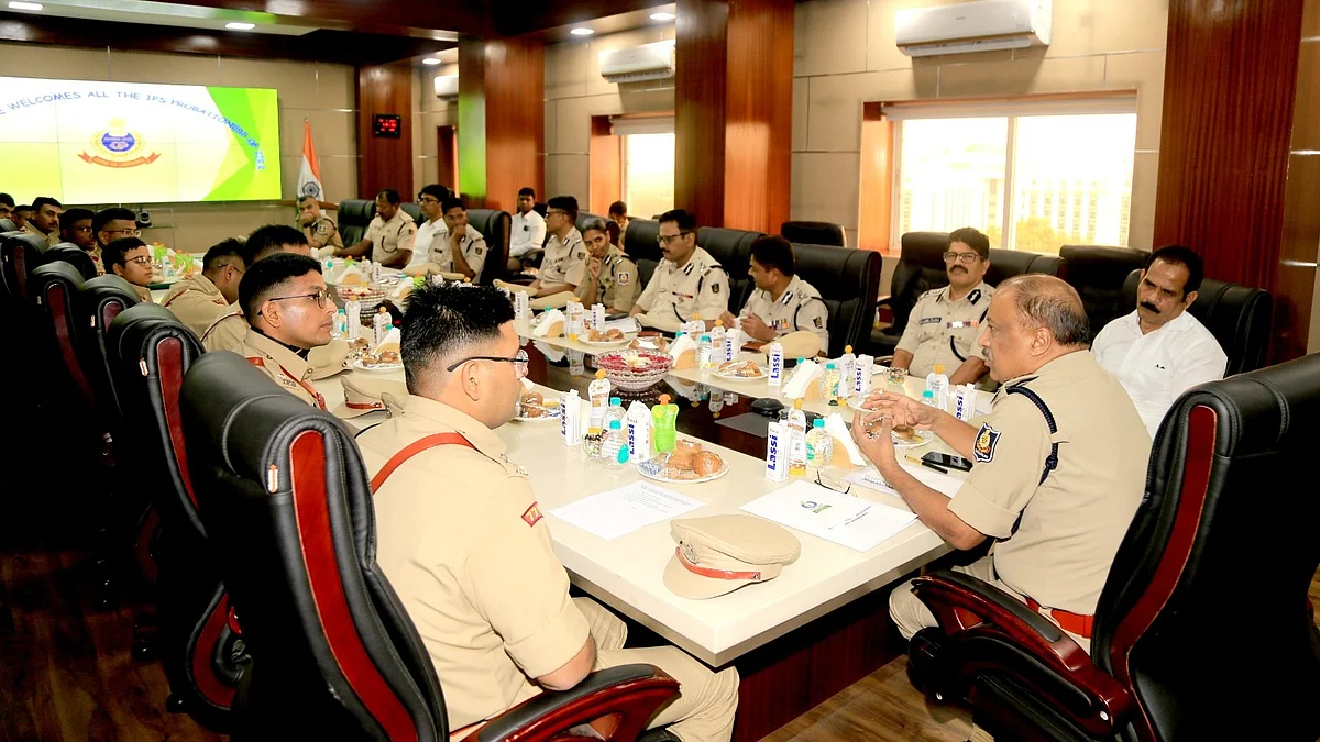Senior police officers hold a meeting (photo: @odisha_police/X)