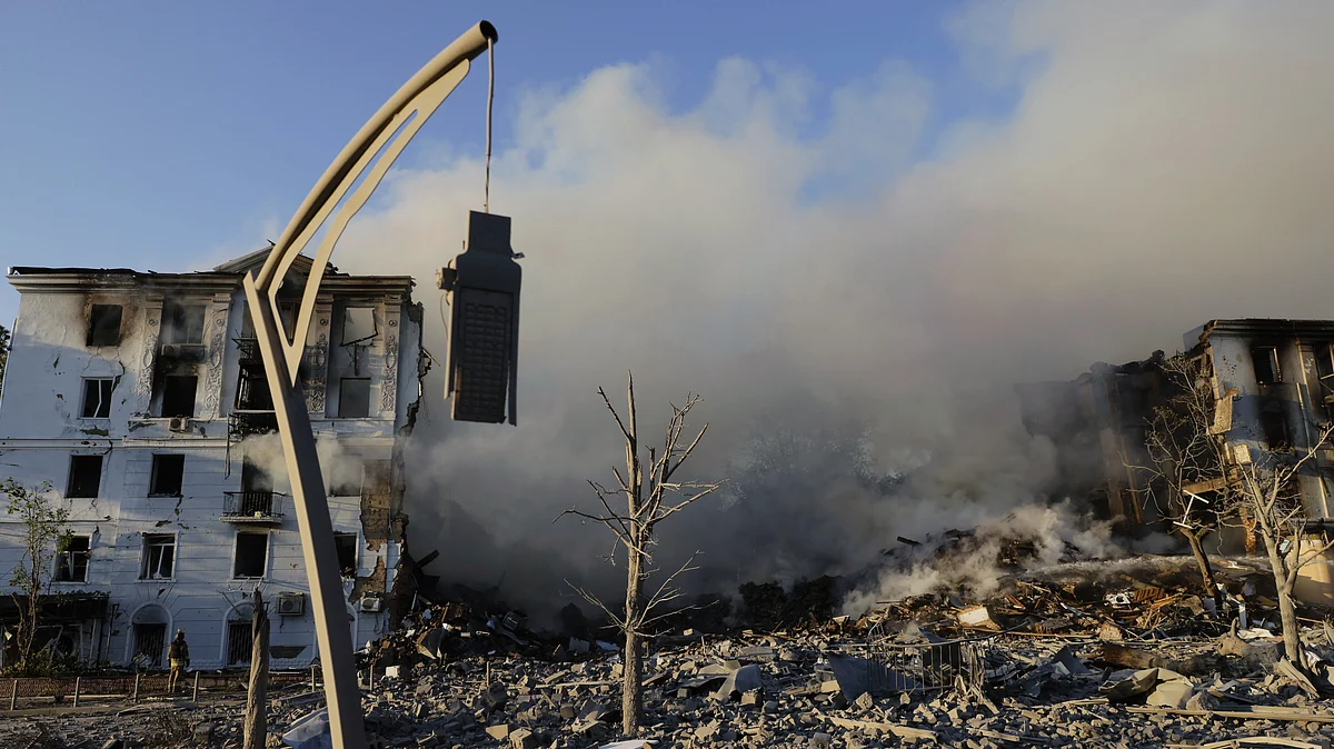 Smoke rises over a building destroyed by a Russian strike on Kramatorsk, Ukraine (photo: AP/PTI)