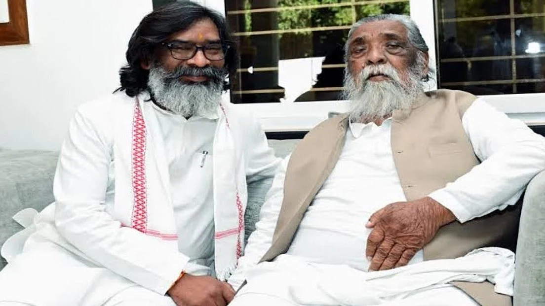 JMM chief Shibu Soren (right) with son and Jharkhand CM Hemant (photo courtesy: @Politicx2029/X)