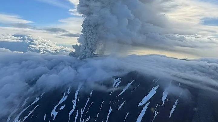 Krasheninnikov volcanic erupts in Russia's Kamchatka Peninsula (photo: @InsideHindustan/X)