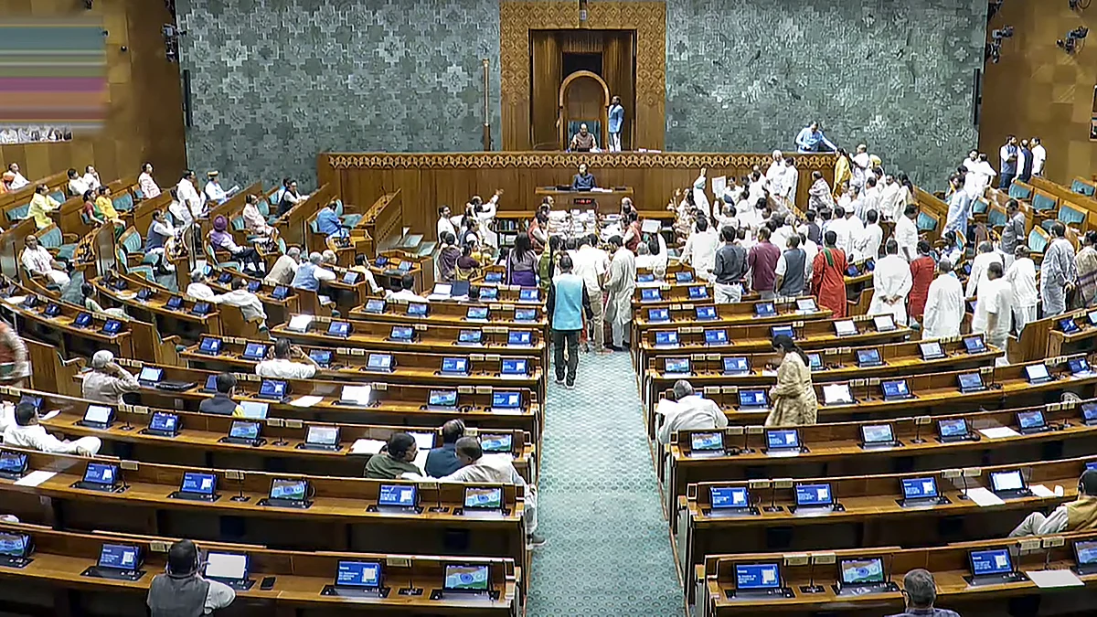 Opposition MPs protest in Lok Sabha (photo: PTI)