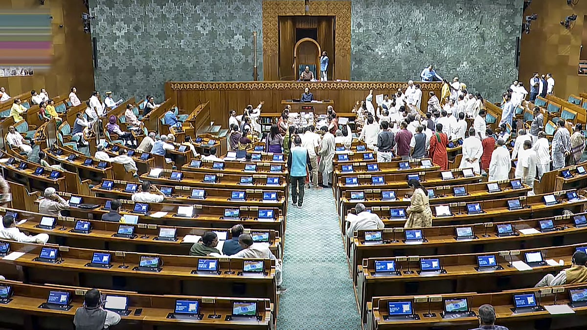 Opposition MPs protest in Lok Sabha (photo: PTI)