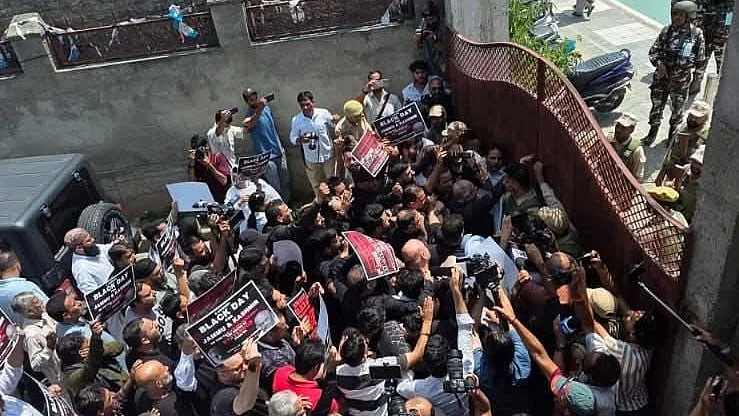 Police stop Congress members from marching to a dharna demanding statehood for Jammu & Kashmir