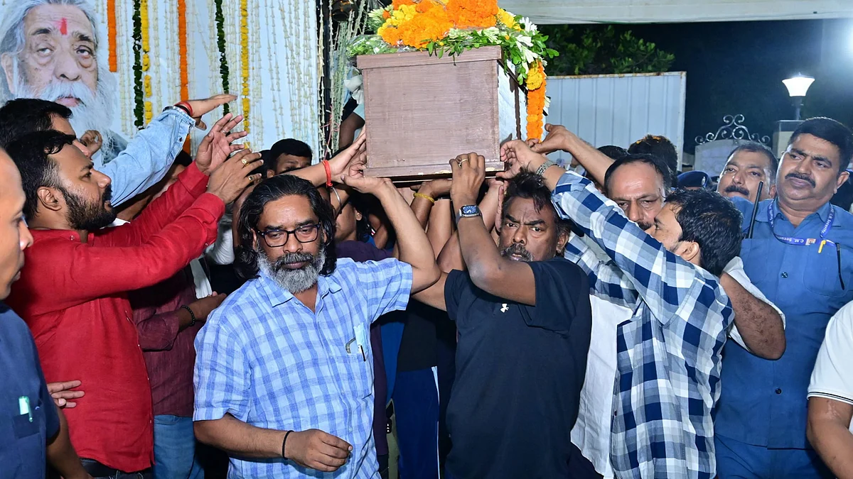 Hemant Soren carries mortal remains of Shibu Soren in Ranchi on 4 August (photo: PTI)
