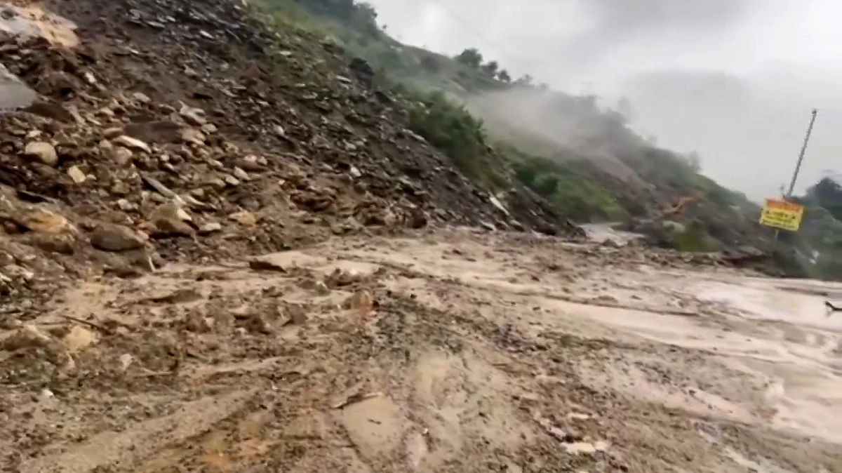 Chandigarh-Manali National Highway blocked by debris in Kullu on 6 August (photo: PTI)