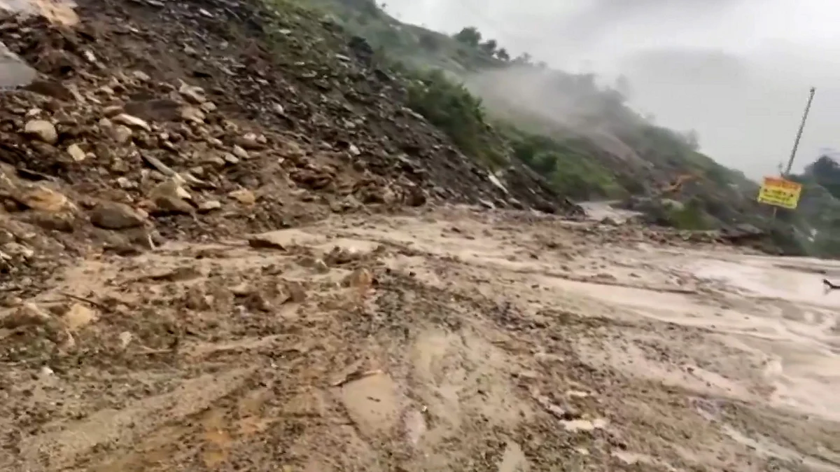 Kullu: Chandigarh–Manali National Highway blocked by debris (6 August 2025)