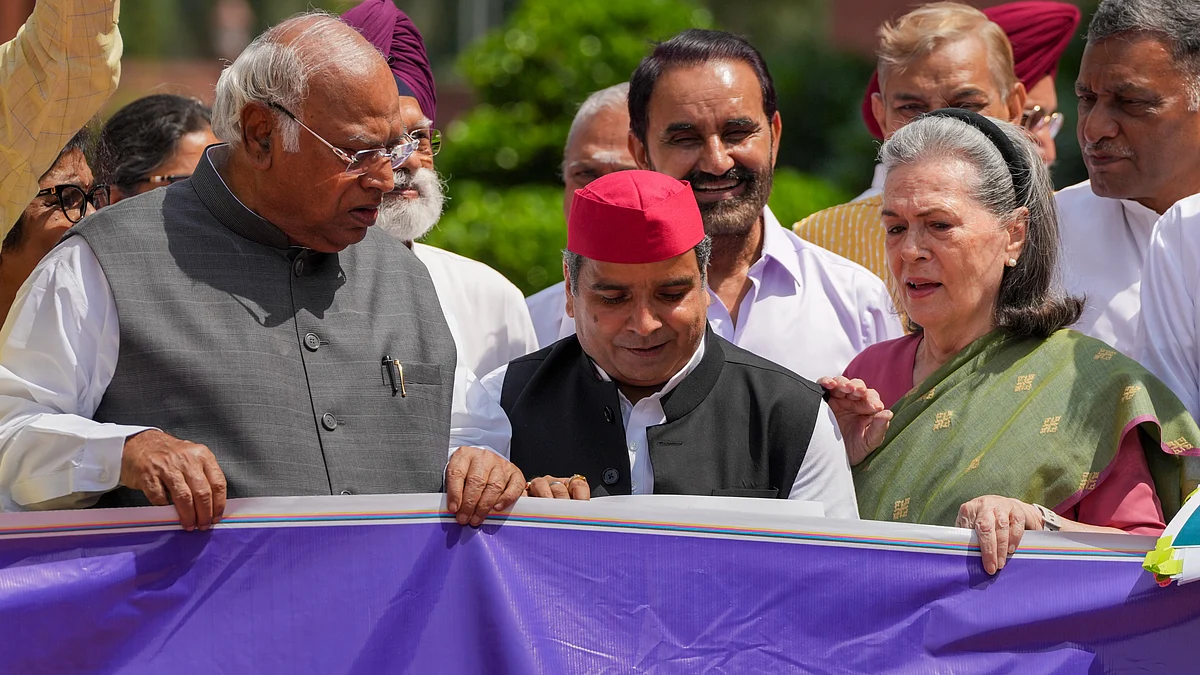 Mallikarjun Kharge, Sonia Gandhi and other leaders protest in Parliament on 7 August