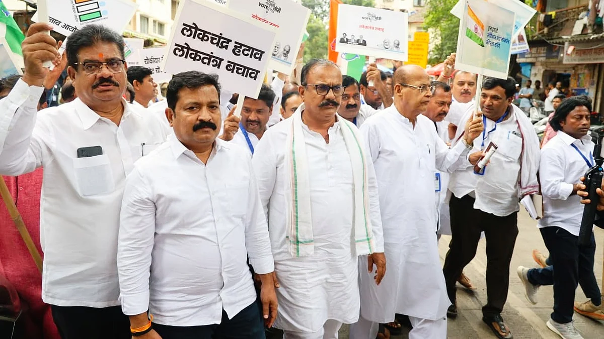 Harshwardhan Sapkal (centre) leads the protest in Mumbai