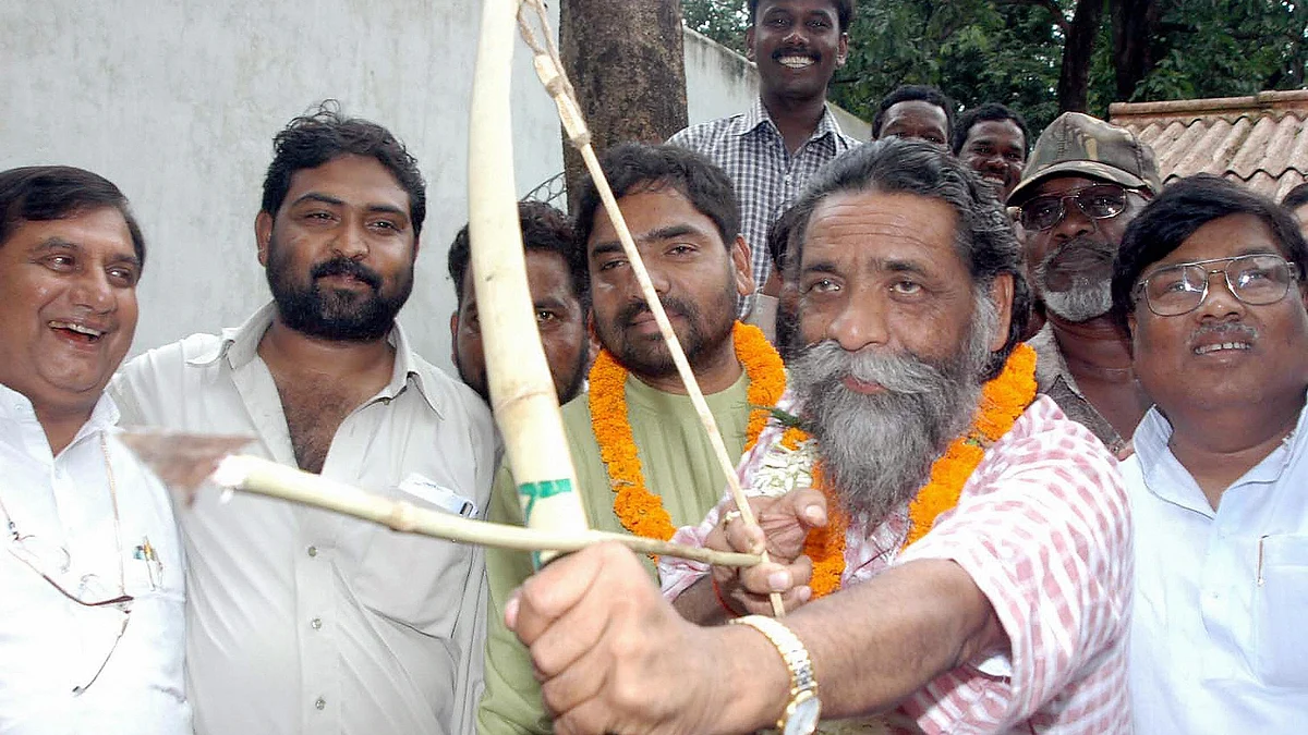 The late JMM stalwart Shibu Soren takes aim with bow and 'arrow' (file photo)