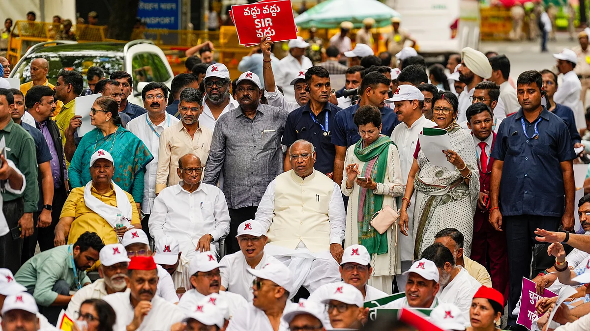 Mallikarjun Kharge, Sharad Pawar and T.R. Baalu at an INDIA bloc march from Parliament to the EC office