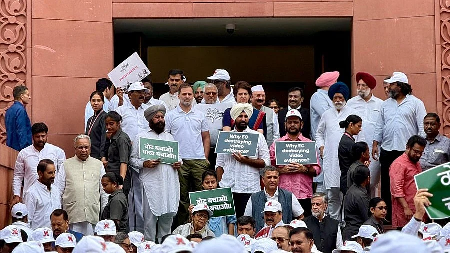 The INDIA bloc MPs gather at Makar Dwar before the march upon Nirvachan Sadan