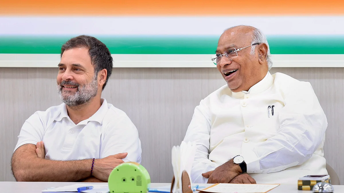Rahul Gandhi (L) and Mallikarjun Kharge (R) at an AICC meet on 12 August 2025 