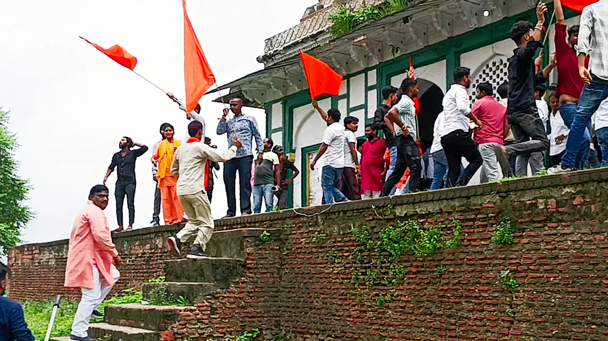 Vandals at the Fatehpur mausoleum on 11 August