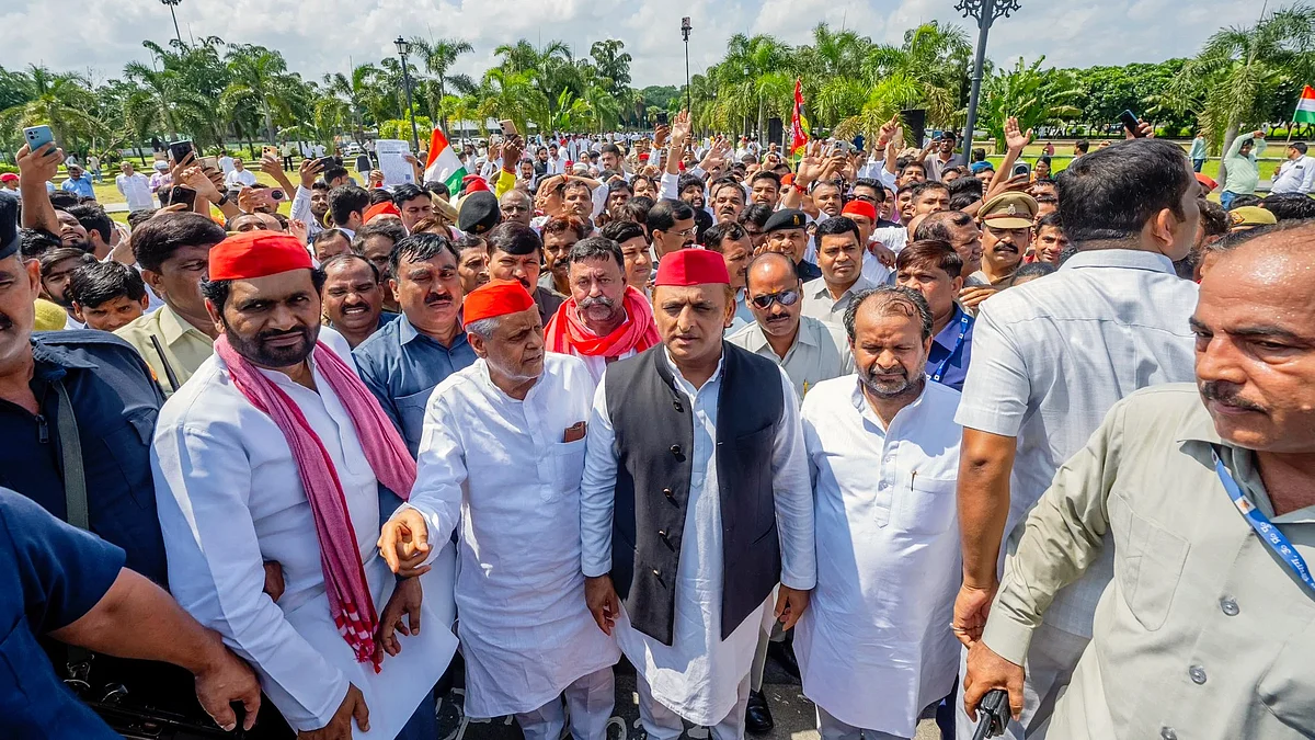 Akhilesh Yadav (centre) at an Independence Day event