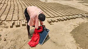 Left in the dark: Western UP’s migrant workers lose light, faith with unmaintained solar panels